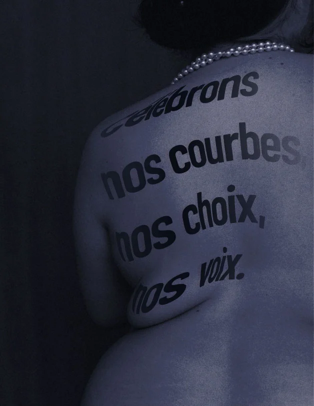 Photo du dos d'une femme, il est écrit 'célébrons nos courbes, nos choix, nos voix'