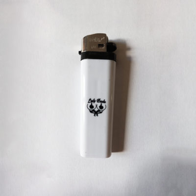 Photo de face d'un briquet blanc avec le logo Lady Boobs