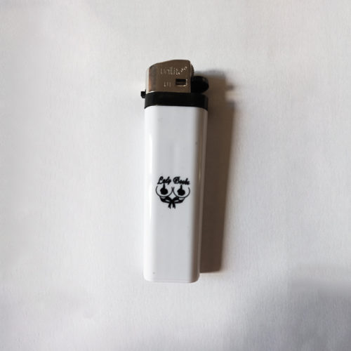 Photo de face d'un briquet blanc avec le logo Lady Boobs