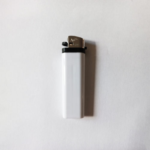 Photo de dos d'un briquet blanc avec le logo Lady Boobs