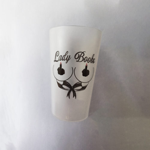 Photo au recto d'un verre réutilisable transparent avec le logo Lady Boobs