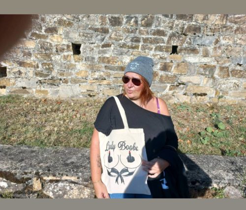 femme assise portant un bonnet et un sac Lady Boobs